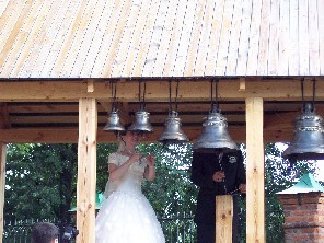 ein Brautpaar laeutet Glocken in Jaroslawl