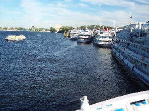 der Flusshafen von St. Petersburg