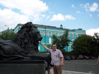 Autor mit Löwe am Alexander-Denkmal